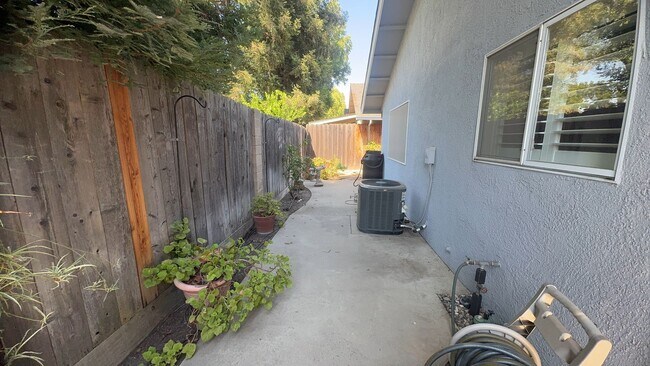Building Photo - 1617 Cashmere Dr