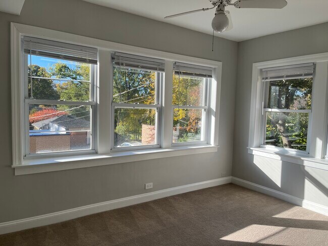 Building Photo - 8906 Ewing Ave