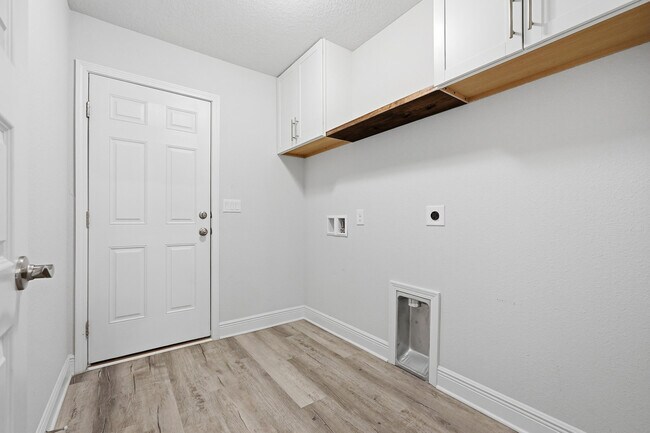 Building Photo - 5810 Crestlake Dr