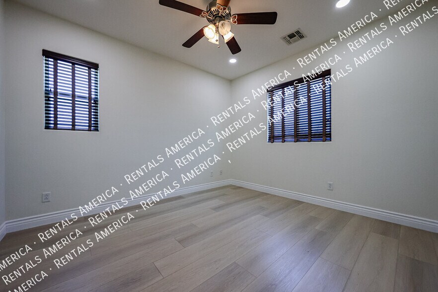 Building Photo - 1081 N Mason Dr