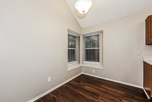 Building Photo - 208 Vines Dr