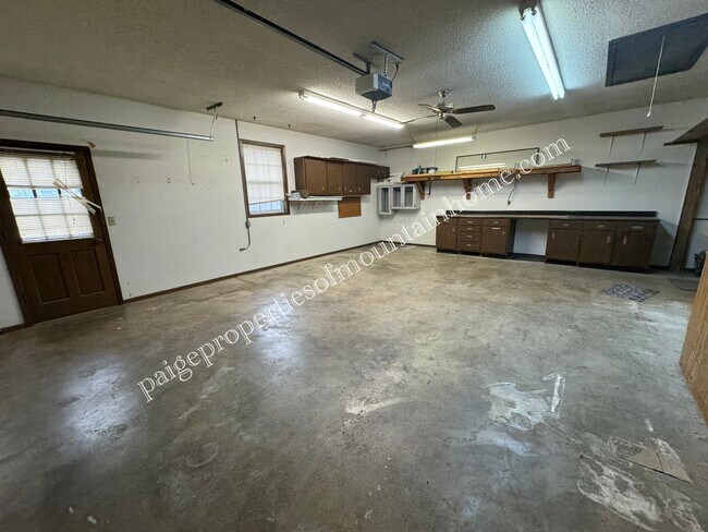 Building Photo - Charming 3 Bedroom, 2 Bath Home with Sunroom, Garage & Privacy-Fenced Yard
