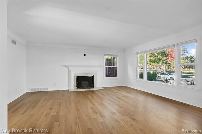 Building Photo - 2120 Buckingham Ave