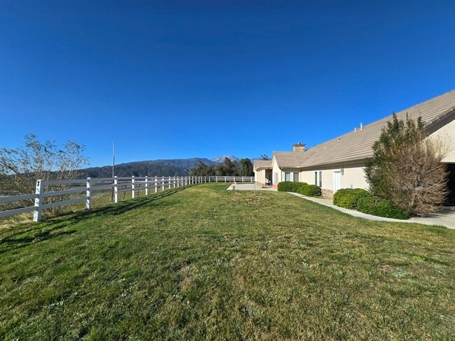 Building Photo - Private Country Living!!!