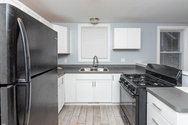 Building Photo - 4 bedroom in Lansing IL 60438