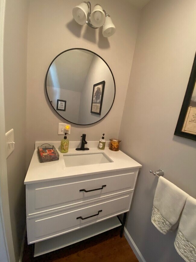 Building Photo - Gorgeous 3 bedroom 2.5 bath with one stall detached garage and fenced in backyard for rent!