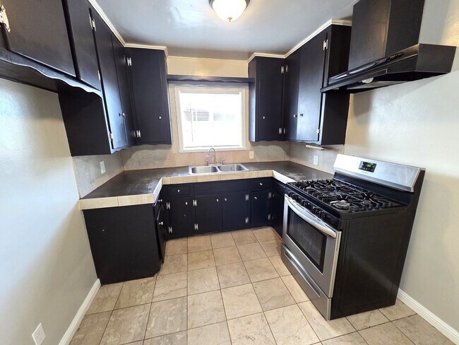 Building Photo - 4 Bedroom 2 Bath Home