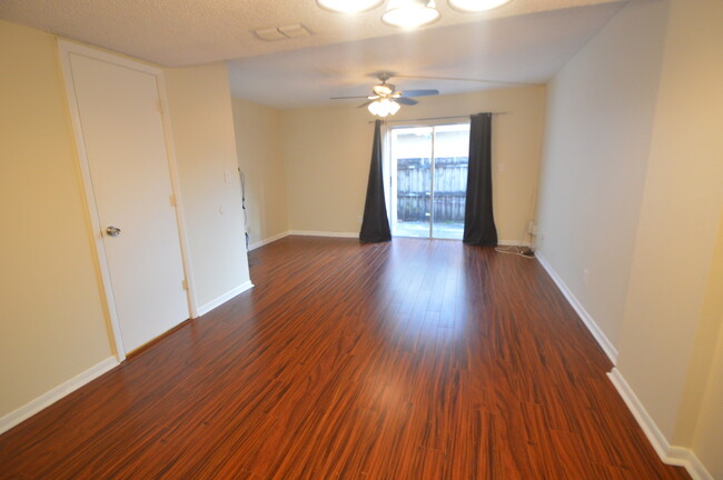 Building Photo - 2 Bed/1.5 Bath in Washington Square! AVAIL...