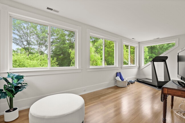 Building Photo - 7 Mayflower Ln