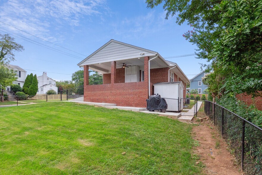 Building Photo - 6100 Johnson Ave