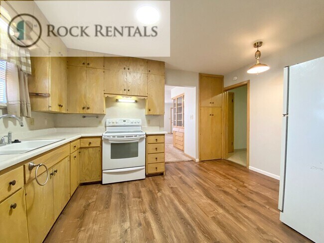 Building Photo - 228 E 5th Ave