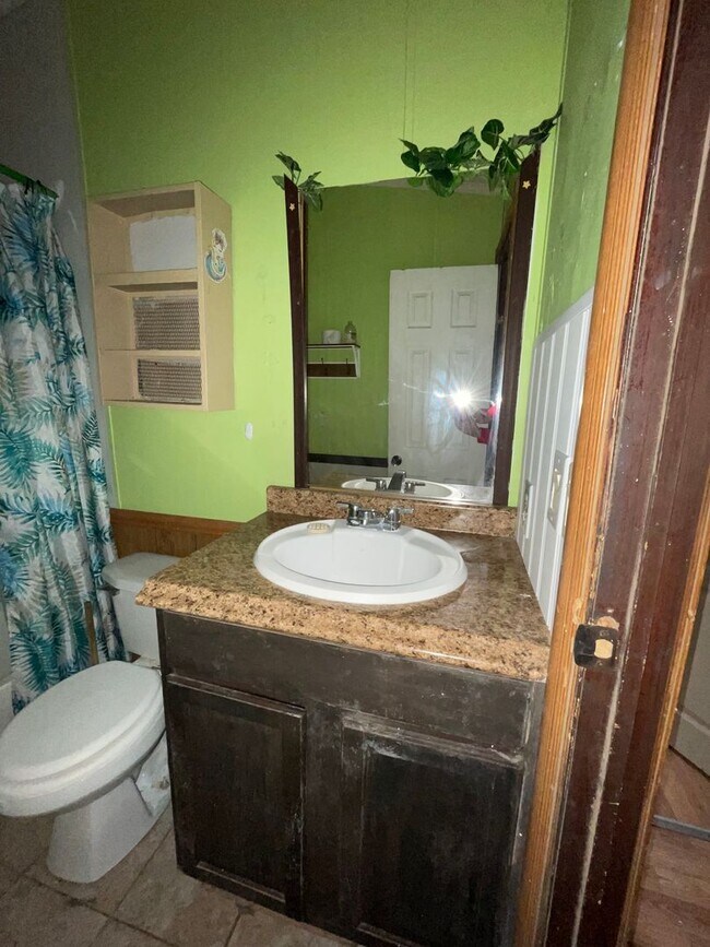 Building Photo - Country living with spacious front and backyard - 3 beds/ 2bath available now