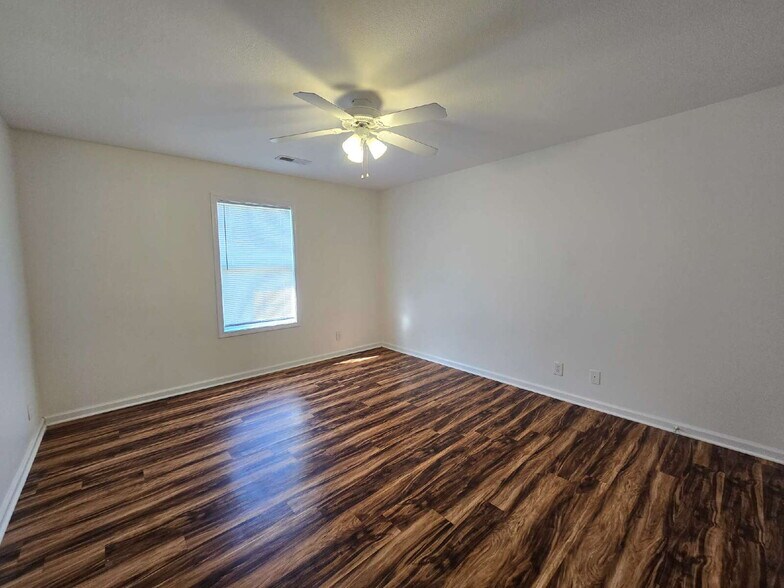 Building Photo - 273 A Executive Ave, Clarksville, TN 37042