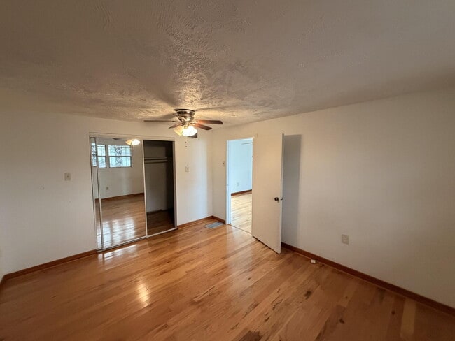 Building Photo - "Charming 1-Bedroom Retreat in Tampa - Cozy 650 Sq. Ft. Home Awaits!"