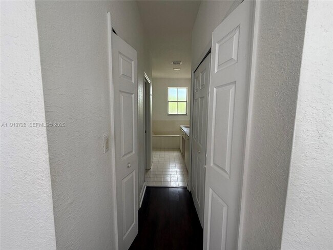 Building Photo - 10802 NW 84th Ln