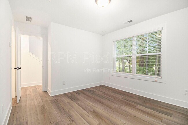 Building Photo - 205 Firefly Cir