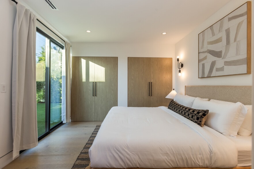 Bedroom 4 with en suite bathroom - 1161 Stearns Dr