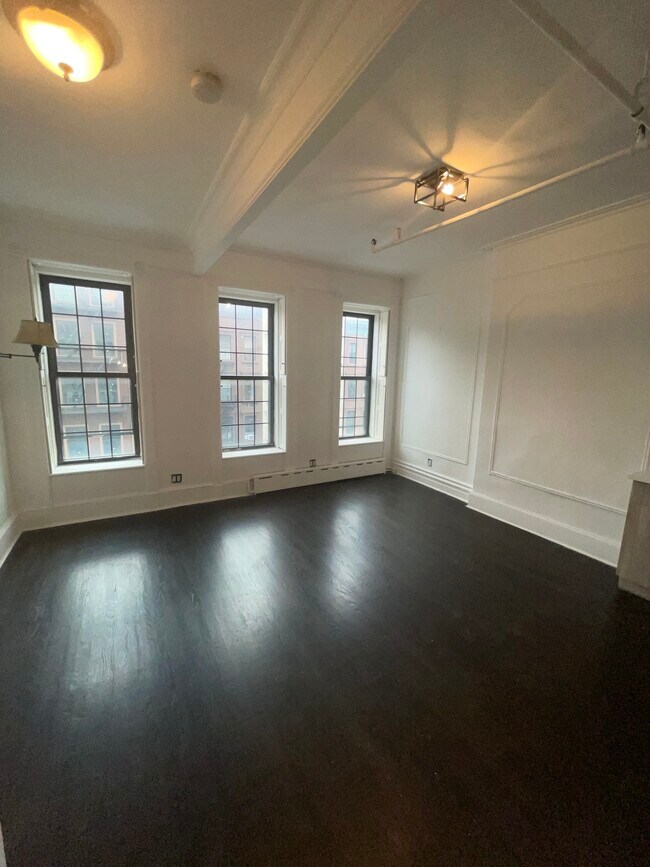 Building Photo - 2832 W 19th St