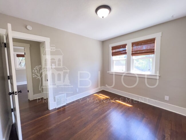 Building Photo - Downtown Bungalow with Large backyard
