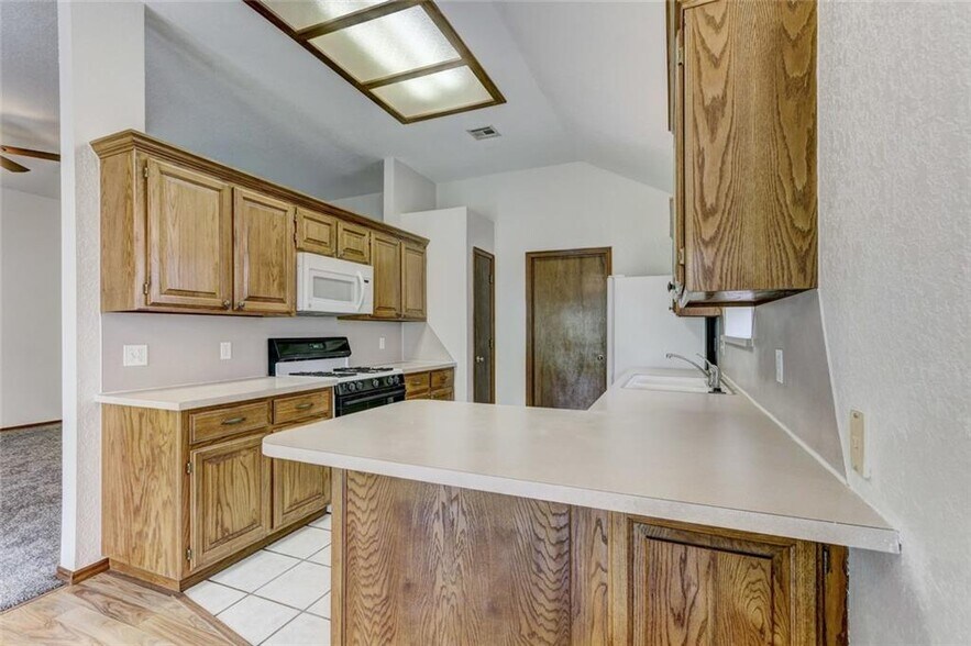 Building Photo - 305 Waterfront Dr