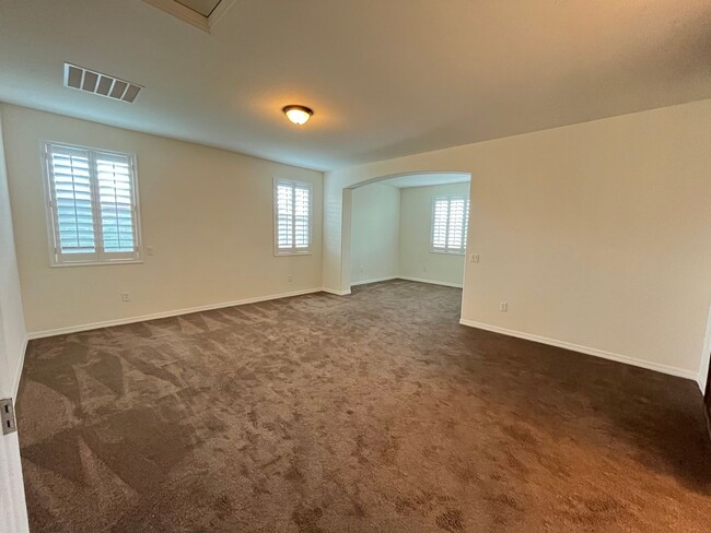 Building Photo - 4-bedroom, 4-bathroom home in the vibrant ...