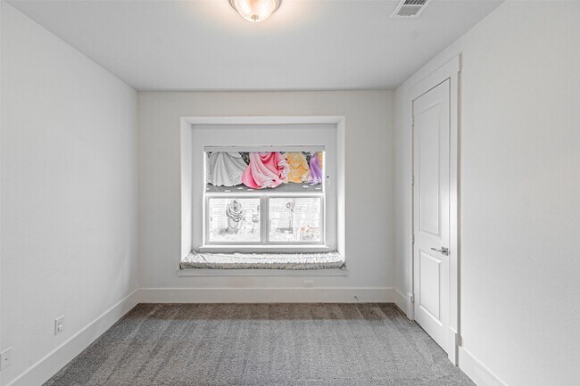 Building Photo - 4878 Limousine Ln