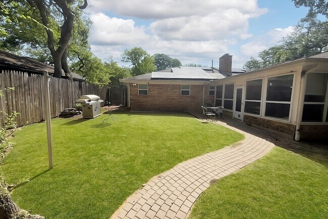 Building Photo - 2325 Ravenwood Dr