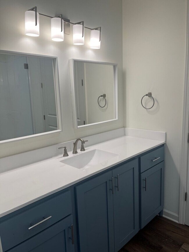 Building Photo - Gorgeous Flat in Overton Square