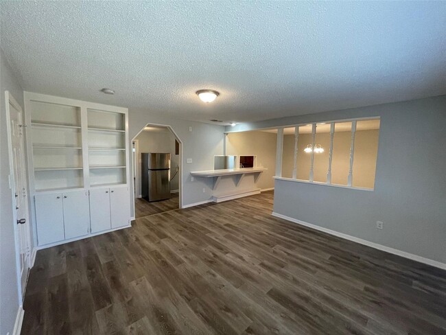 Building Photo - 3 BR/2BA | Single Family Home | Covered Patio | Additional Living room!
