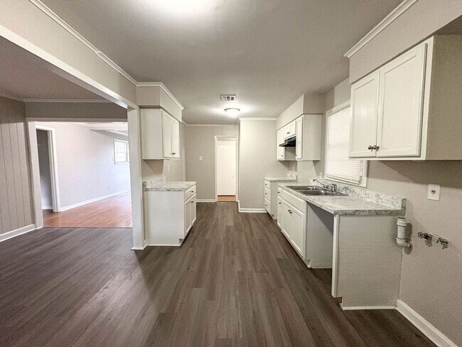 Building Photo - 4 bedroom, 2 bathroom house near Perkins and Willow / Colonial Acres area of Memphis