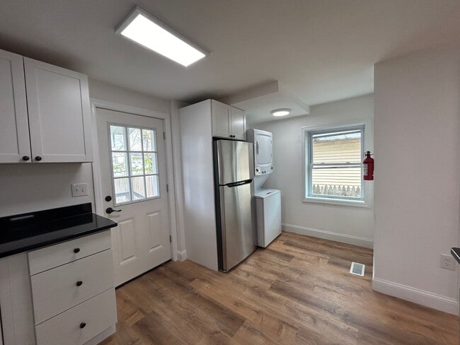 Building Photo - Gorgeous 3 bedroom 1 1/2 bathroom Single F...