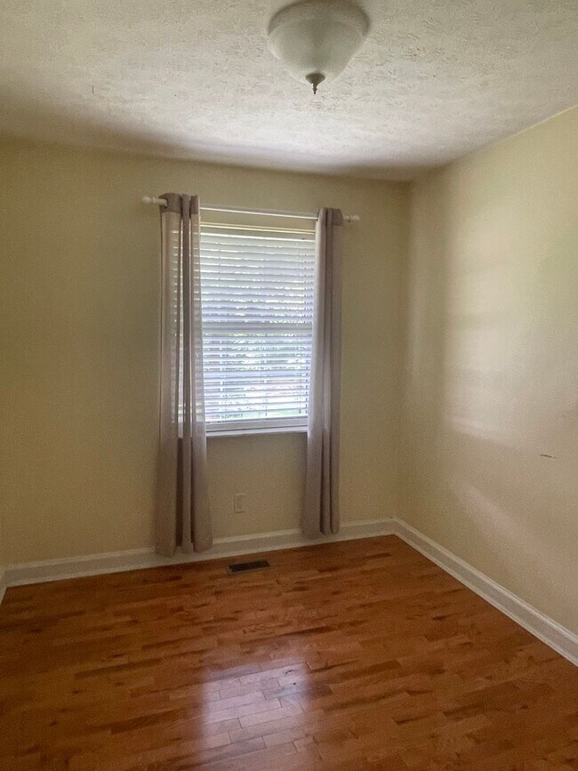 Building Photo - Three Bedroom Townhome