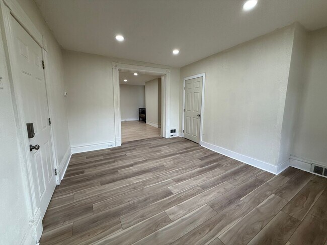 Building Photo - 145 Plymouth St