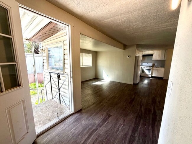 Building Photo - AVAILABLE NOW - 2 Bedroom/2 Bath in Pleasant Grove