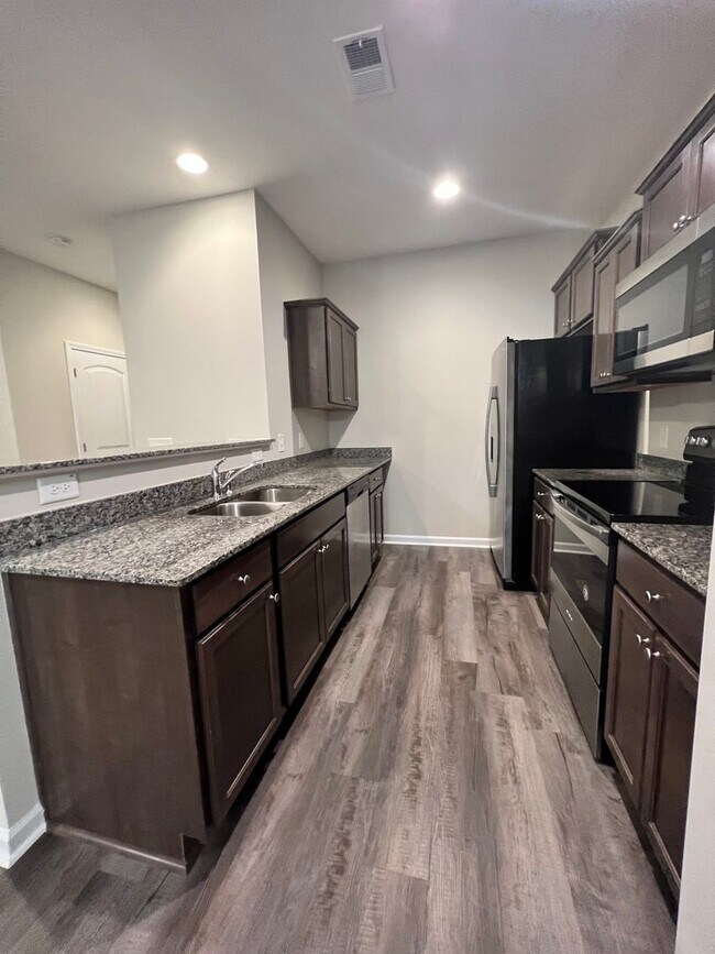 Building Photo - 3 Bedroom/2.5 Bath Townhome in Lakeview Commons
