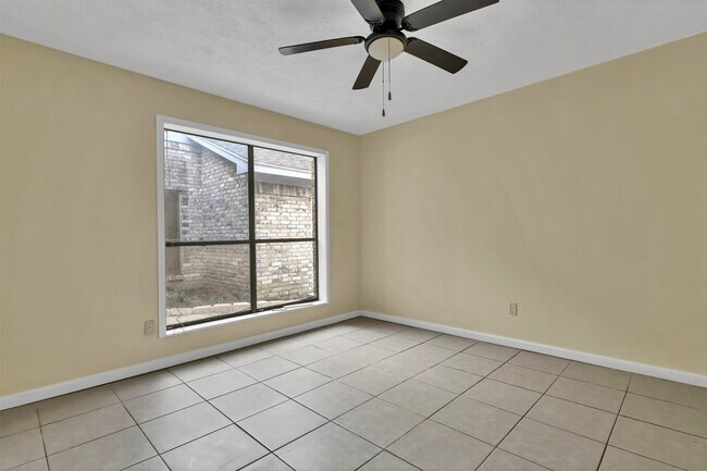 Building Photo - 9842 Pinehurst St