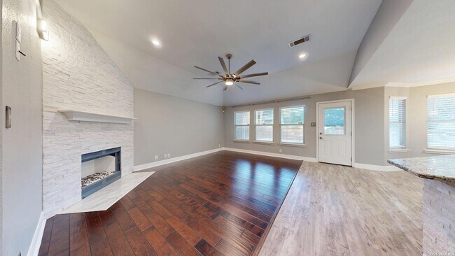 Building Photo - 1009 Crimson Cove Dr