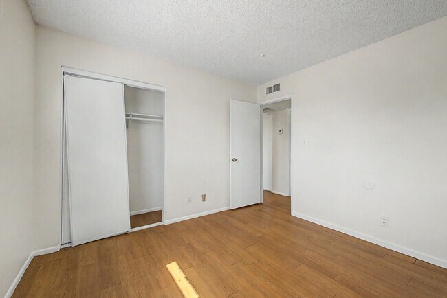 Building Photo - Remodeled 2 bedroom 2 bathroom