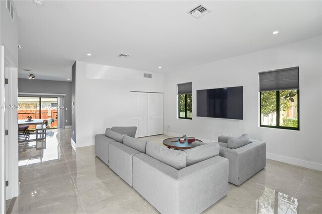 Building Photo - 808 NW 5th Terrace