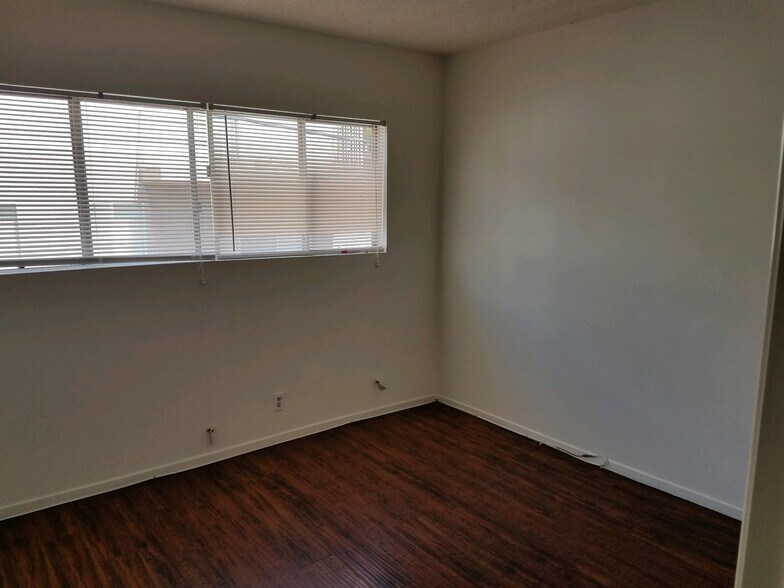 Building Photo - 1610 Barry Ave