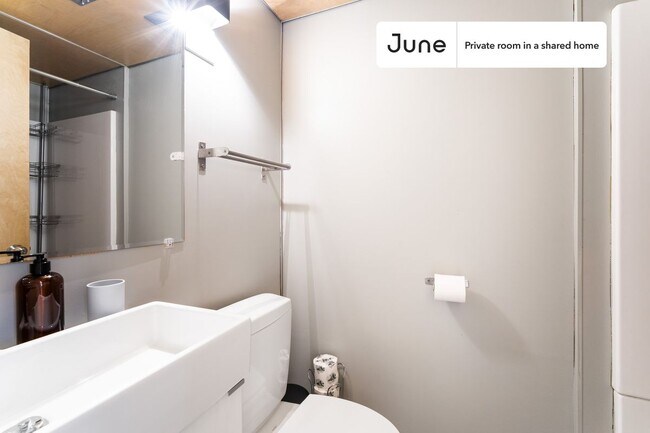 Building Photo - Room in Shared 6 bed/6 bath home