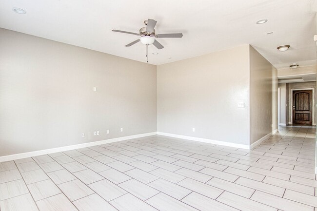 Building Photo - Eastside Beautiful 3 bed/2 baths