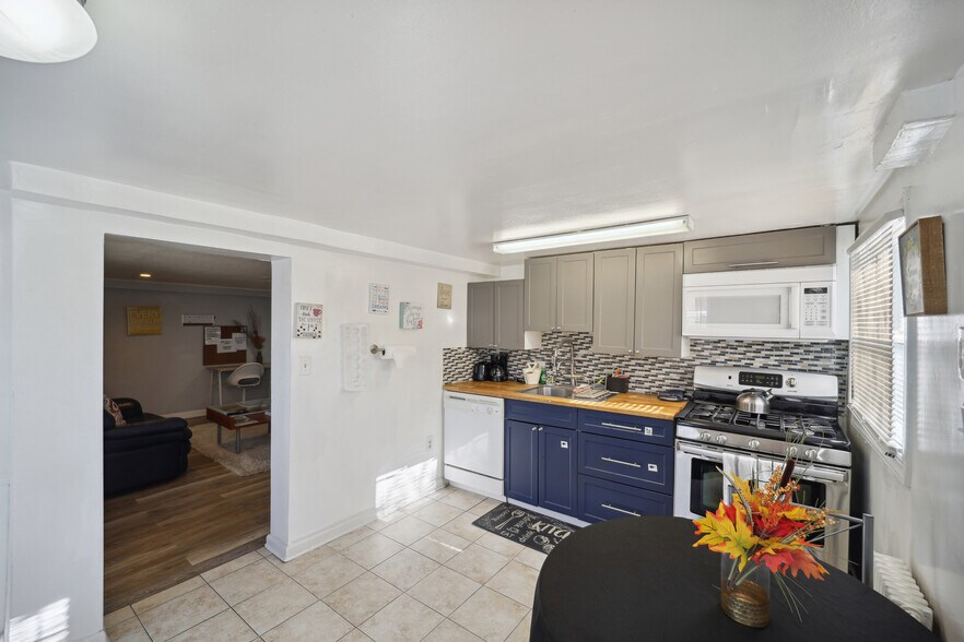 Building Photo - 2117 S Nelson St