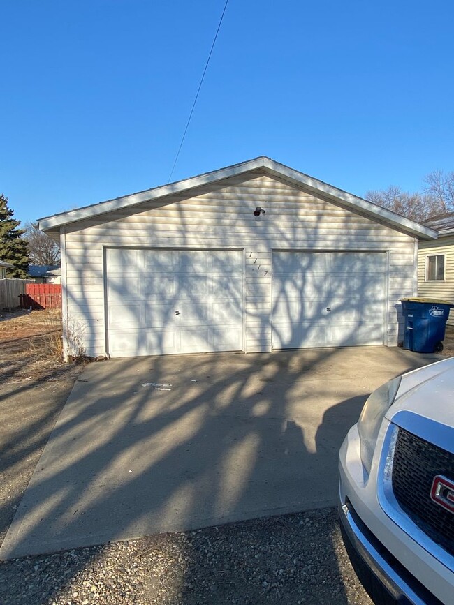 Building Photo - Cozy Home