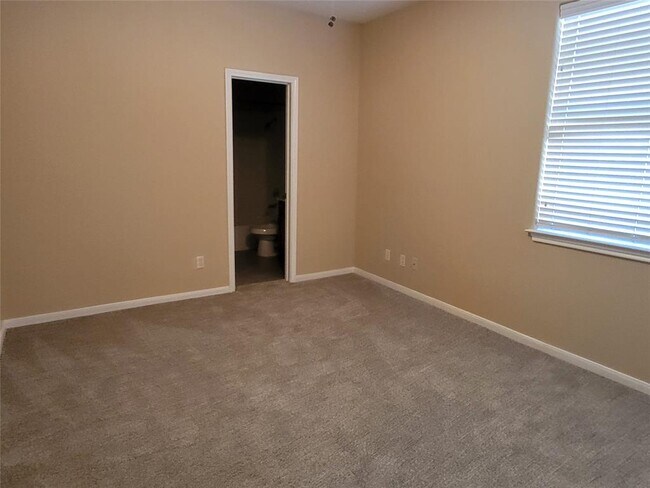 Building Photo - 2100 Pipers Field Dr