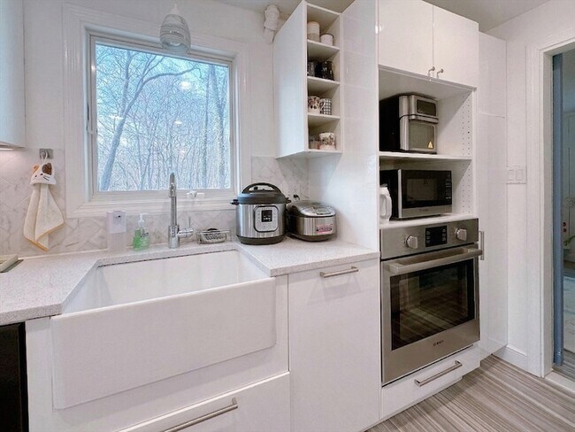 Building Photo - 27 Rockville Ave