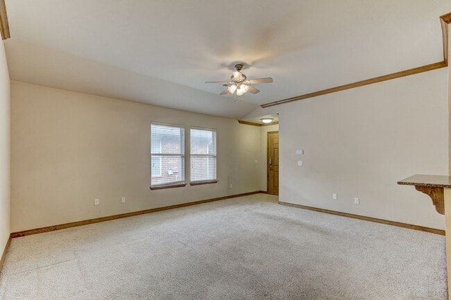 Building Photo - Duplex in Yukon, Available Now!