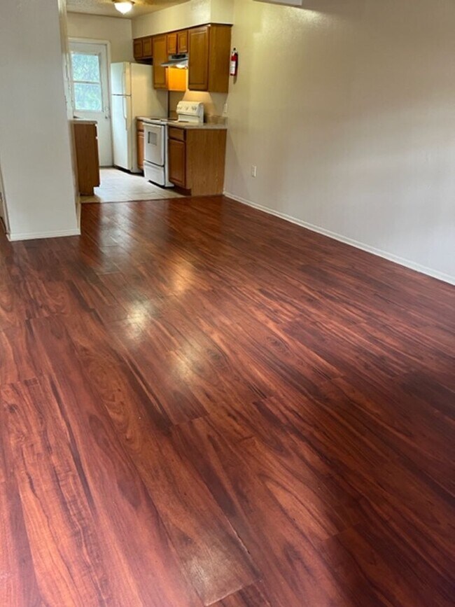 Building Photo - 2 Bdrm 1 Bath Apartment in Bradenton, FL