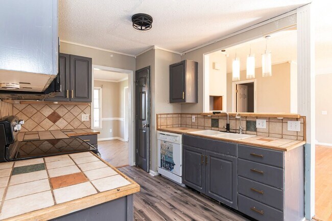 Building Photo - Large Three Bedroom Home!