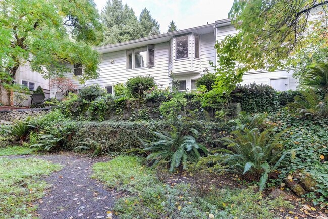 Building Photo - Newly Remodeled Fabulous home!